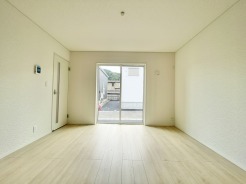 南向きの窓が日中の明りを取り入れ、明るいリビングになります。