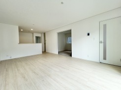 木のぬくもりを感じる天井と白を基調とした内装が調和したリビングダイニング。落ち着きのあるデザインで、家具の配置もしやすいシンプルな空間です。