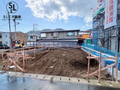 ■制震装置SAFE365
粘弾性素材を活用したもの。この素材は高層ビルの制震装置にも使われており、優れた地震エネルギーの吸収を実現（震度6強を最大67％低減 ※1）。さらに、最大震度6強クラスとなる120秒間続く地震を約200回受けても制震性能は衰えないと実証実験で分かっています。