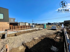 全棟南向きで2台並列駐車可能の新築戸建。広々4LDKの間取りで、ワイドバルコニーにインナーバルコニー、17帖以上など魅力溢れる新築2棟