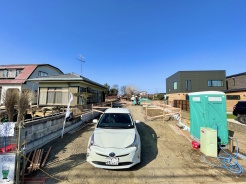 南側が駐車場・道路スペースで開けている為、心地よい陽当り・通風を感じられます♪