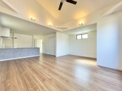 1号棟のLDKも開放感を感じられる吹き抜けに、約22.4帖の広々とした空間のリビングに。是非一度ご覧になってみてください。