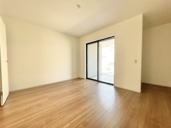 1階約8.5帖の主寝室。大型のWICもあり収納には困らなそうです。キングベッドを置いてもゆとりがありますね。