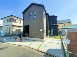 前面は比較的交通量の少ない道路となっておりますので駐車の際も落ち着いて運転することが出来そうです。