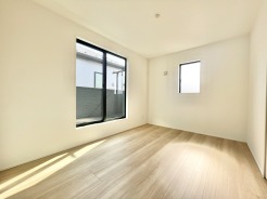 大きな窓から自然光が差し込む、明るく開放的な洋室。家具の配置がしやすいシンプルな間取りで、寝室や子ども部屋、ワークスペースなど多用途にお使いいただけます。