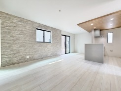 LDK16帖の広々としたリビングには、アクセントクロスが使用されているお洒落な空間◎