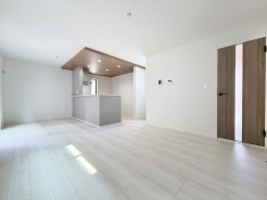 南側からの日差しが入るため、日中は明るい空間に◎