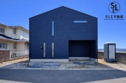 【太陽光パネル付きオール電化住宅】南面の窓に光が差し込みやすい16帖のLDK