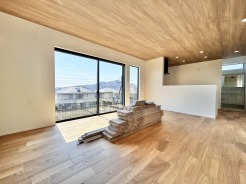 開放感あるリビングは、上質な空間設計が魅力。自然光がたっぷり差し込む心地よい空間で、贅沢なくつろぎの時間を演出します。