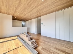 キッチンからはリビング全体を見渡せる設計で、小さなお子様が遊ぶ様子を見守りながら家事を進めることができます。