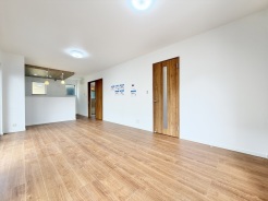 南西道路のため陽当たり良好な住宅になります。内装リフォーム済みのため、直ぐにお住まいになることが可能です。