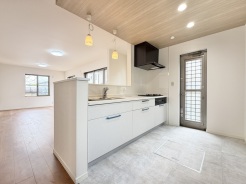 対面式キッチンは、家族の会話が増える素敵な間取りです。こちらのキッチンにて美味しいお料理と素敵な素敵な思い出をどうぞ。