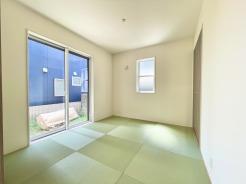 ＬＤＫ隣には洋室仕様の縁なしタタミの空間があります。客間として活用したり、様々な用途でご活用いただけます。