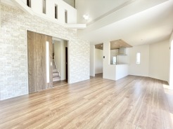 南側に建物がない約１８帖のリビングです。
窓からの風景に開放感があります。