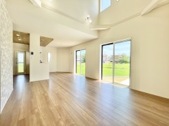 リビングから、緑が見え清々しい風景に囲まれた新築戸建てです。