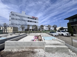 1号棟 青空に映える建築中の住まいは、耐震＋制震の安心仕様。落ち着いた住宅街で、暮らしやすさと静けさを両立できる環境です。これから形になる新しいお家で、家族の“ちょうどいい毎日”を育んでみませんか？完成が楽しみになる一邸です。