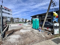 1号棟 【駐車２台可】２部屋行き来できるワイドなバルコニーは南側からの日差しが入るため陽当たり良好◎