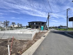 前面道路は比較的交通量が少なく、落ち着いて駐車していただけます。