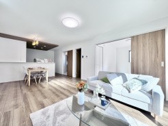 「※本画像は同社施工事例であり、実際の仕様・設備・色味等は異なる場合があります。」
「※家具・調度品はイメージであり、販売価格には含まれません。」