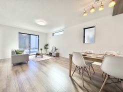 「※本画像は同社施工事例であり、実際の仕様・設備・色味等は異なる場合があります。」
「※家具・調度品はイメージであり、販売価格には含まれません。」