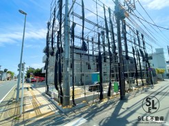 青空が広がる穏やかな住宅街で、新しい暮らしを迎えるチャンスです！現在建築中の住まいは、完成後の明るい生活を想像するだけでワクワク。周辺は落ち着いた環境で、子育てにもぴったり。できあがっていく“わが家”を見守れる特別感のある物件です。