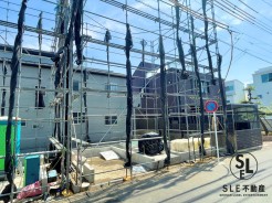 青空が広がる穏やかな住宅街で、新しい暮らしを迎えるチャンスです！現在建築中の住まいは、完成後の明るい生活を想像するだけでワクワク。周辺は落ち着いた環境で、子育てにもぴったり。できあがっていく“わが家”を見守れる特別感のある物件です。
