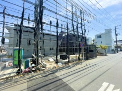 これから基礎工事が進み、少しずつ“わが家”の形が見えてくるワクワクの現地。完成後の暮らしを想像しながら、陽当たりや周辺環境もチェックできます。今なら工事の進み具合も確認でき、家づくりの過程を楽しめる、完成が待ち遠しい新築分譲地です。