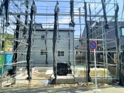 「ただいま建築中！少しずつ形になっていく我が家の成長を見守るワクワク感がいっぱい。完成したら、家族みんなが笑顔になれる“とっておきの場所”になりますように。」