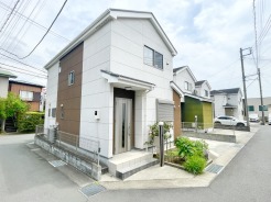 やさしい色合いの外観が街並みに馴染む、ほっと落ち着く住まい。角地ならではの開放感と、出入りしやすい動線も魅力です。毎日の「ただいま」がちょっと楽しみになる、そんな暮らしをここから始めてみませんか。