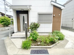 玄関前に広がるやさしい緑が、毎日の「ただいま」を心地よく迎えてくれる住まい。コンパクトながら手入れもしやすいお庭で、季節の変化を身近に感じられます。穏やかな街並みに溶け込む、ほっと落ち着く暮らしをここから。