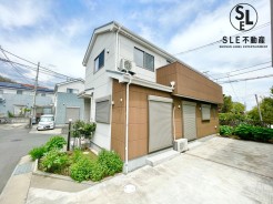 3方向角地の戸建です。
閑静な住宅街