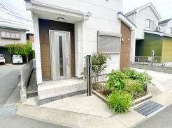 やさしく迎えてくれる玄関まわりと、小さな緑が彩る心地よいアプローチ。毎日の出入りがほっとする、暮らしに寄り添う住まいです。ちょっとしたガーデニングも楽しめる、家族の時間が広がる一邸です。