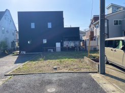 閑静な住宅街に佇み、南向き17帖のLDKや標準仕様のキッチンカップボードや大型のSICやWICなど魅力あふれる新築です。