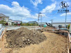 整形地で道路面からも一段上がっており、プライバシーを守りつつ心地よい生活をご提案いたします。