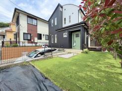 人工芝を敷いた広々としたお庭と、リビング前にはウッドデッキを新設。休日をたのしめる空間となっております。