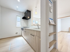 システムキッチンは新規取り換え済み。対面キッチンとなっております。床下収納や物入れがあるためキッチン周りがスッキリ。造作だなもありお洒落な仕上がりに。