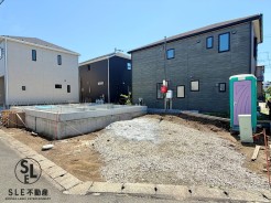 即日予約も承っておりますので少しでも気になる方はお気軽にご連絡ください。並列2台駐車可能な南庭付きの新築戸建てのご紹介になります。