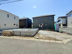 青々としたお空がとても気持ち良いですね。閑静な住宅街に位置しております。こちらの住宅を夢のマイホームにいかがでしょうか。