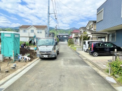 1号棟 前面は広々4.9mございますので、すれ違いの際や駐車の際にも落ち着いて運転することが出来そうです。