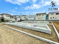 広々とした住宅は自然と気持ちまでゆとりを持てそうですね。閑静な住宅街に位置した素敵な住宅です。
