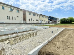 「ただいま建築中！少しずつ形になっていく我が家の成長を見守るワクワク感がいっぱい。完成したら、家族みんなが笑顔になれる“とっておきの場所”になりますように。」