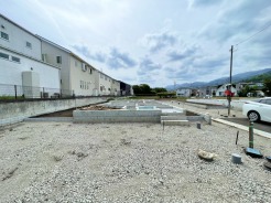 青空に映える建築中の住まいは、耐震＋制震の安心仕様。落ち着いた住宅街で、暮らしやすさと静けさを両立できる環境です。これから形になる新しいお家で、家族の“ちょうどいい毎日”を育んでみませんか？完成が楽しみになる一邸です。