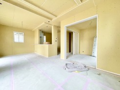 やさしい木目と明るい光に包まれた、心地よいリビング。開放感のある対面キッチンで、会話を楽しみながらお料理ができます。シンプルな空間は家具配置も自由自在。家族の時間も自分時間も大切にできる、毎日がちょっと好きになる住まいです。
