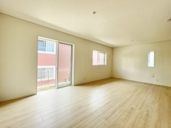 1号棟 どこにいても家族の気配を感じられる広々としたリビング。明るく風通しの良い快適な住空間です