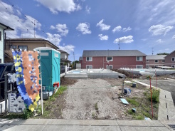 1号棟 毎日の車の出し入れもスムーズにできる、ゆとりある前面道路に面した住まいです。