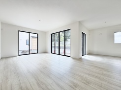 1号棟 ソファやダイニングテーブルを配置しても圧迫感がなく、家族それぞれが思い思いの時間を過ごせます。模様替えもしやすく、暮らしの幅が広がります。