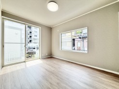 2面採光でたっぷり自然光が入り、日中も照明入らずの明るさ◎