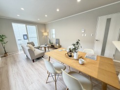 食事の時間、テレビを囲む時間、何気ない日常のひとときまで、家族の思い出を重ねていける住まいの中心です。