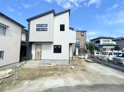 ご家族の車はもちろん、来客用としても使えるゆとりがあります。
