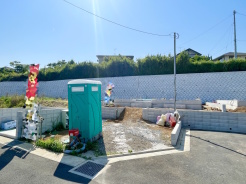 1号棟 カースペースは車種により並列2台駐車可能です。第一種低層住居専用地域の開発分譲地内に建物がございます。閑静な住宅街で住みやすい街。